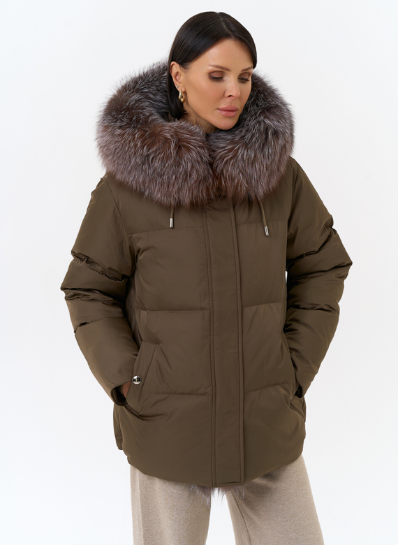 Женский пуховик с отделкой из меха блюфрост