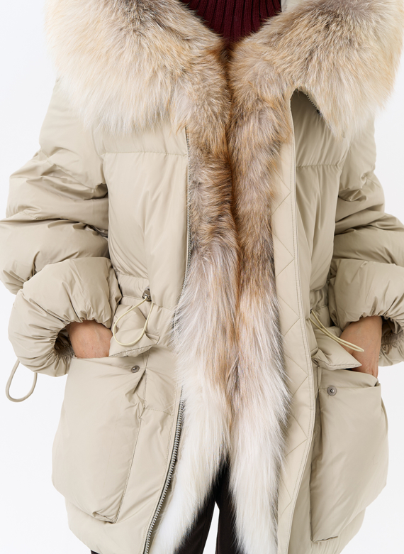 Женский пуховик с капюшоном из меха лисы