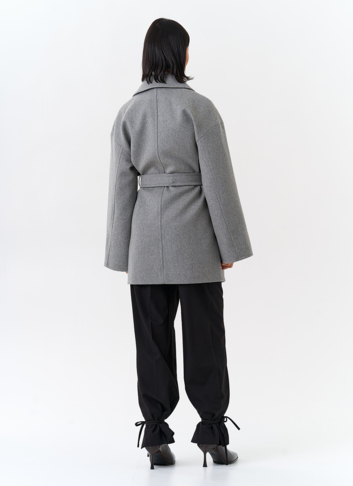 Женское укороченное пальто в сером цвете
