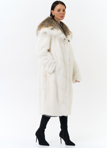 Белая шуба из норки с рысью
