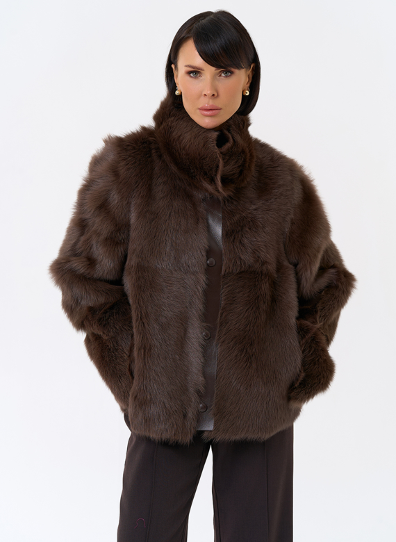 Женская короткая дубленка с воротником стойкой