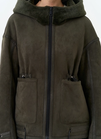 Женская дубленка из эко замши с капюшоном