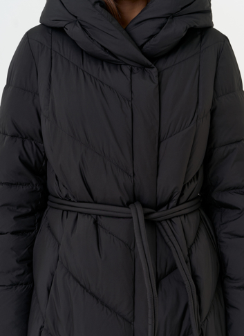 Женский пуховик черного цвета с поясом
