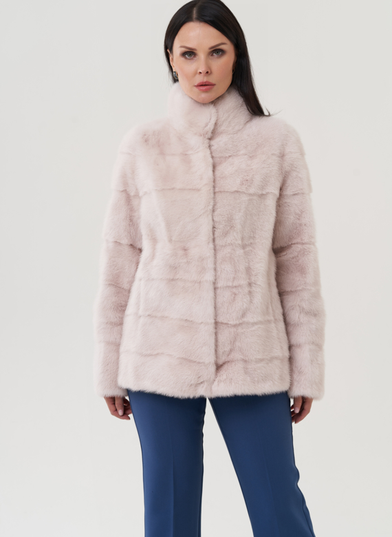 Шуба из меха норки бежевого цвета