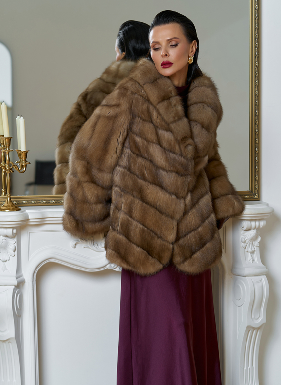 Женская шуба из куницы с воротником шаль