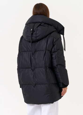 Женский пуховик черного цвета с капюшоном