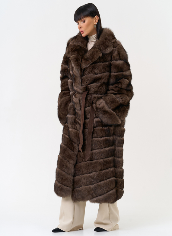 Длинная шуба из меха песца с английским воротником