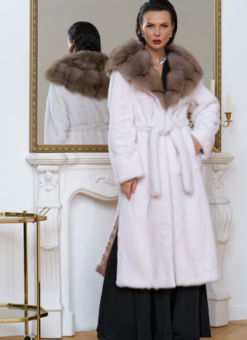 Белая шуба из норки с куницей