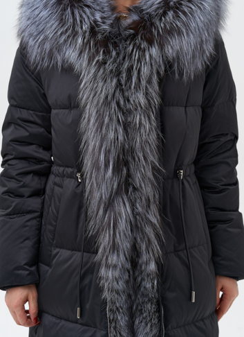 Женский пуховик с отделкой из меха чернобурки