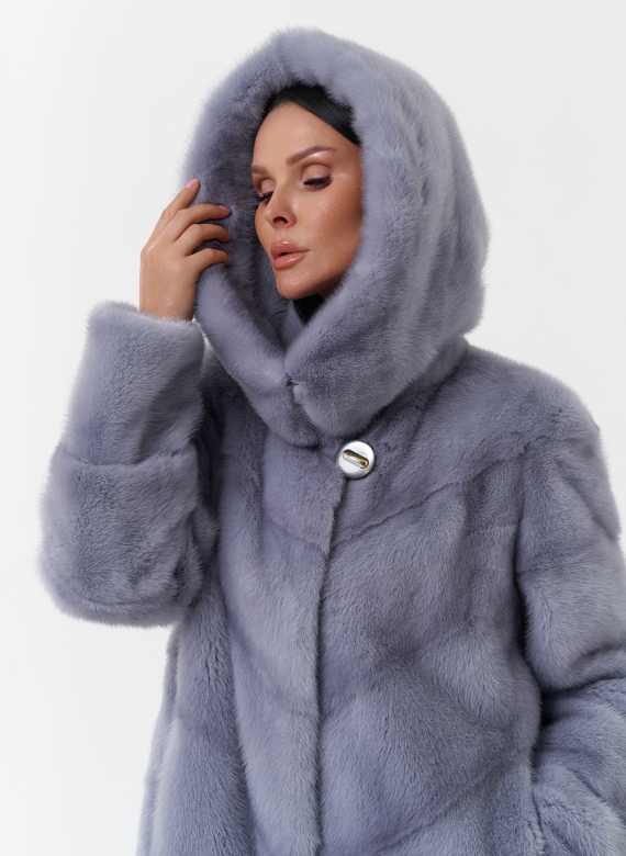 Норковая шуба голубого цвета с капюшоном