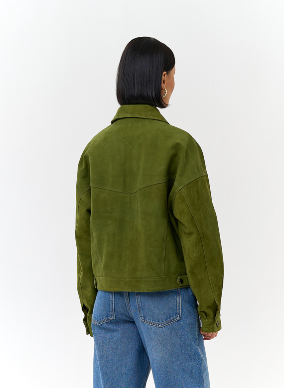 Женская куртка из натуральной замши зеленого цвета