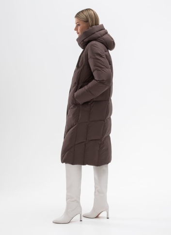 Женский пуховик коричневого цвета с капюшоном