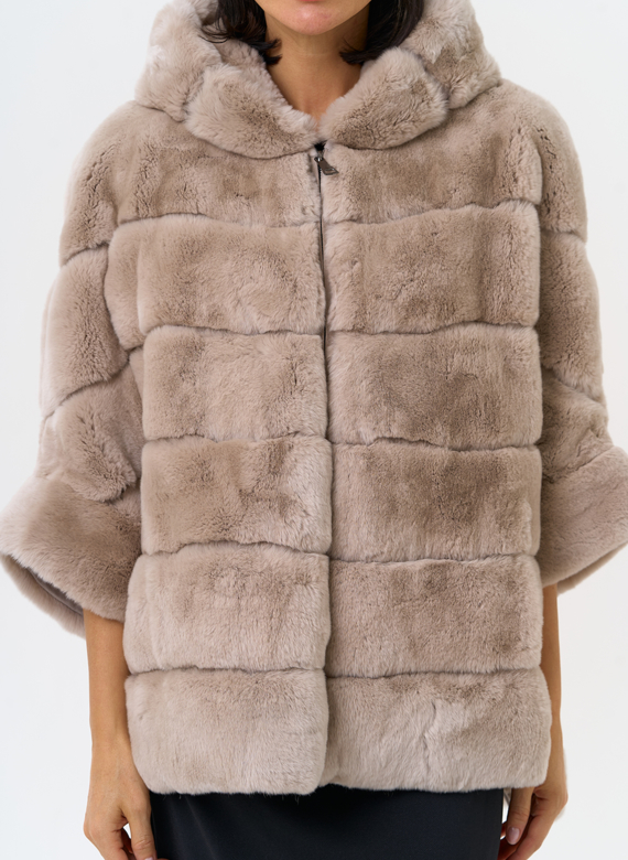 Короткая шуба из меха кролика с капюшоном