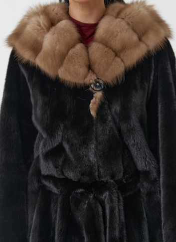 Норковая шуба с капюшоном из меха куницы