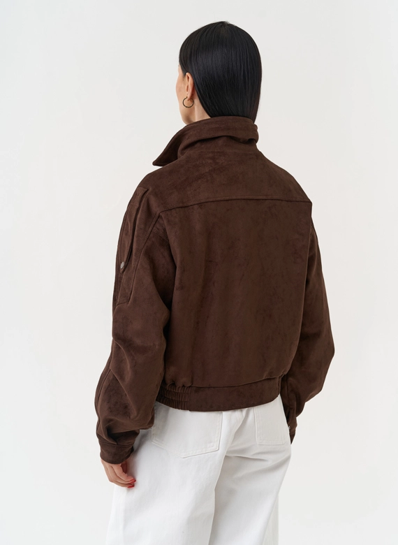 Женская куртка бомбер из эко замши коричневого цвета