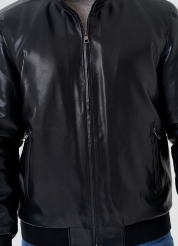 Куртка бомбер черного цвета из эко кожи