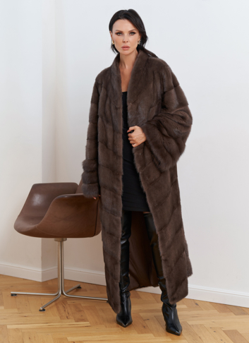 Женская длинная шуба с отделкой из меха куницы