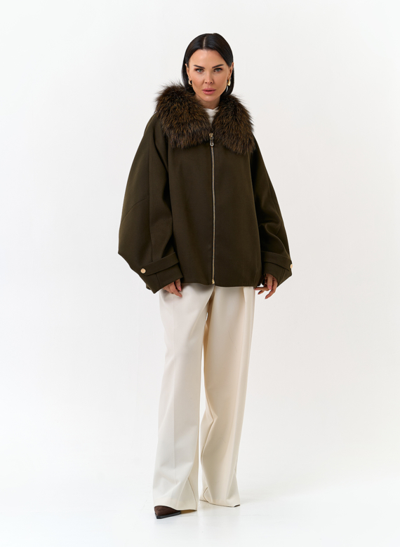 Женское укороченное пальто с отделкой из меха лисы