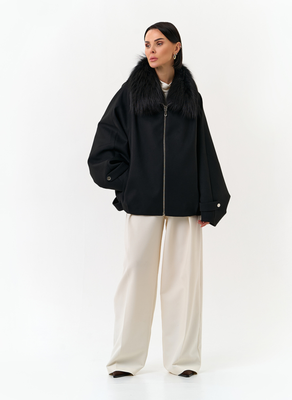 Женское укороченное пальто с отделкой из меха лисы