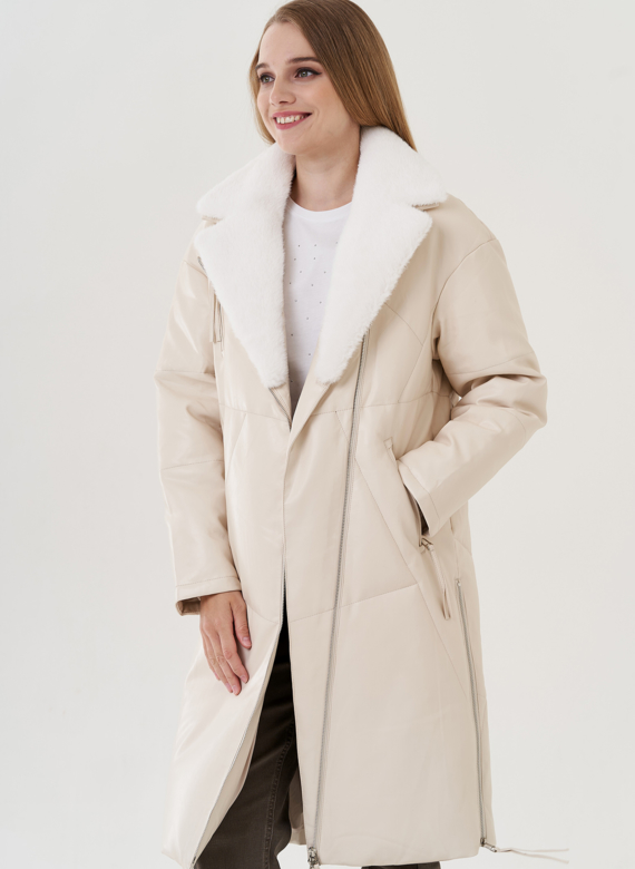 Пуховик женский из эко кожи с английским воротником в светлом цвете